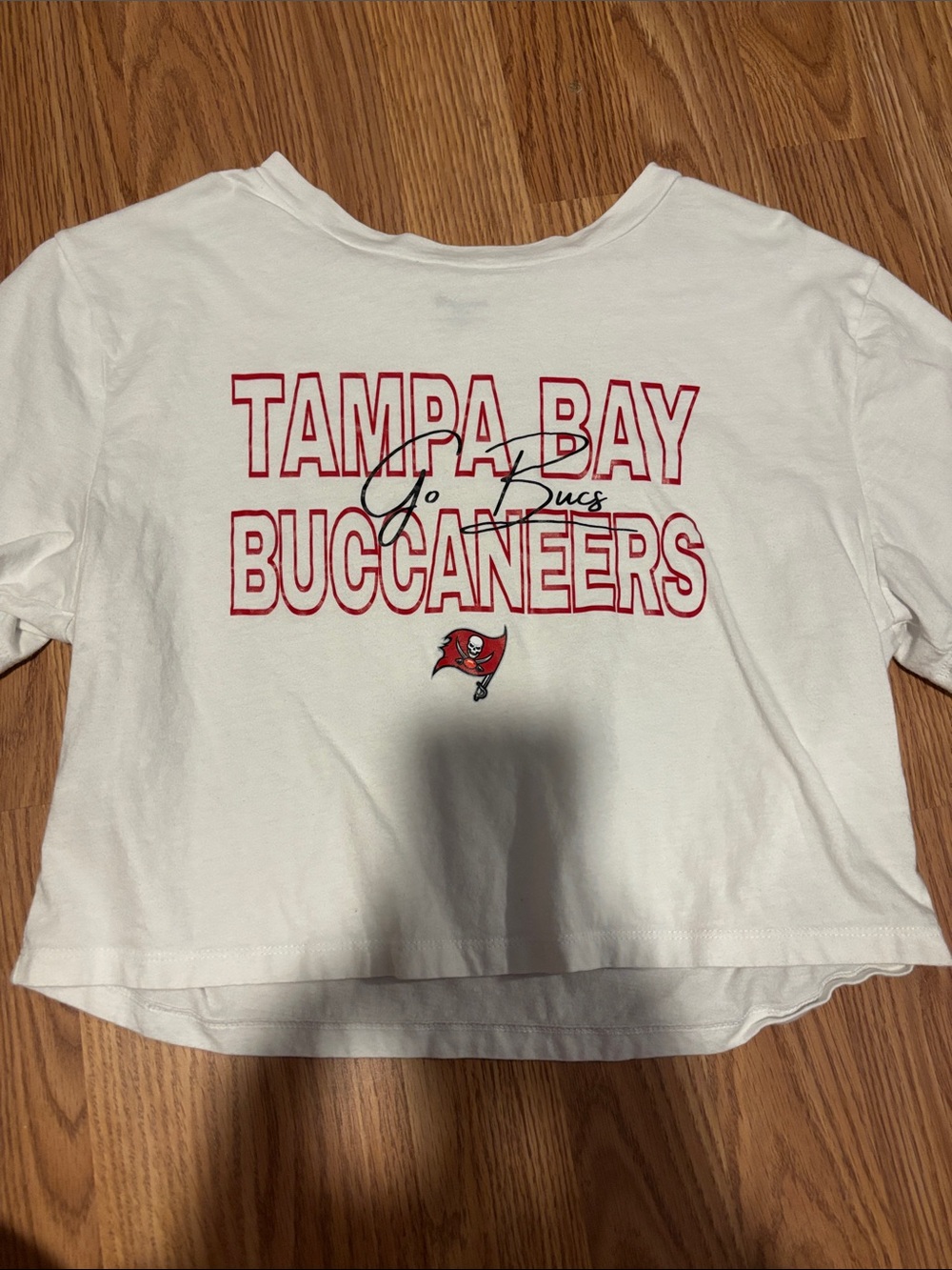 Size Small Tampa Bay Buccaneers White Graphic Crop Tee